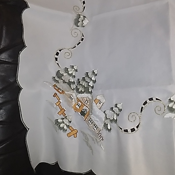 AMAZING EMBROIDERED Square Linen Tablecloth- 33.5 inches x 33.5 inches. - Picture 14 of 17